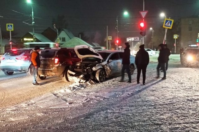 В Оренбурге в столкновении «КАМАЗа» с легковыми авто погибла женщина-пешеход.