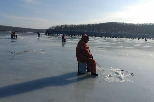 В ясные дни на льду собираются сотни рыбаков.