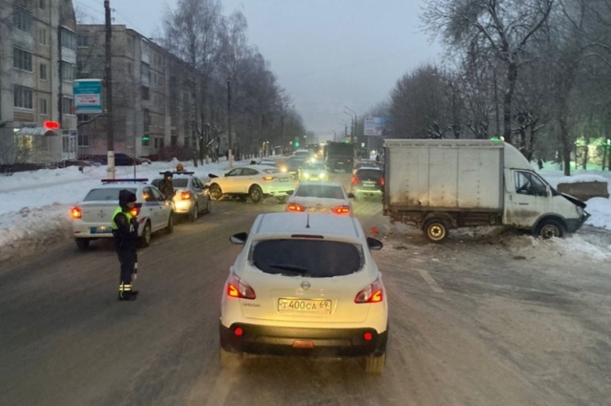 В Твери у Горбатого моста произошло ДТП, собралась длинная пробка | АиФ  Тверь