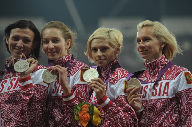 Российская сборная в составе Натальи Антюх (слева), Юлии Гущиной, Антонины Кривошапка и Татьяны Фировой, завоевавшая серебряную медаль в эстафете 4 х 400 м на финальных соревнованиях по легкой атлетике на XXX летних Олимпийских играх в Лондоне.