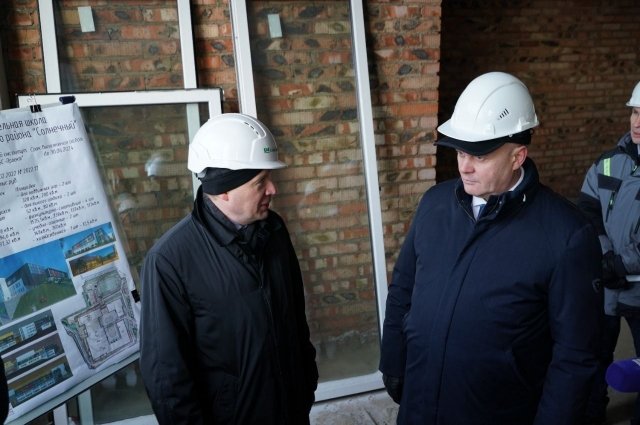 Мэр Красноярска Владислав Логинов также проинспектировал строительство школы в Солнечном.