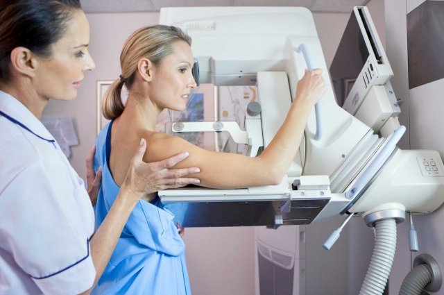 Маммография помогает выявить онкологию на ранних стадиях.