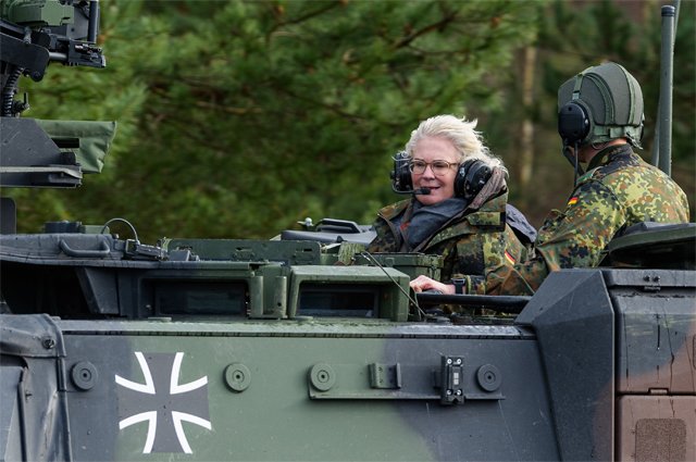 Министр обороны Германии Кристина Ламбрехт позирует в танке.