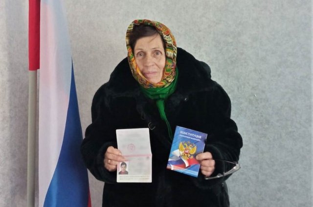 Красноярские полицейские помогли 72-летней пенсионерки из ДНР найти своих родственников после 50 лет разлуки.