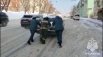 Сотрудники МЧС России по Приморскому краю помогают жителям региона вытащить автомобили из снежного плена