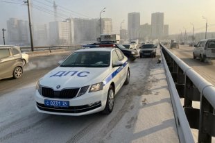 Пожилая женщина переходила дорогу на зеленый сигнал светофора.