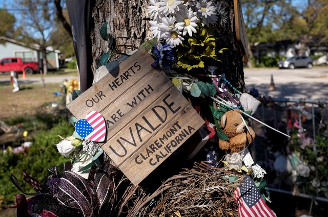 Мемориал возле начальной школы Робба в Ювалде, Техас
