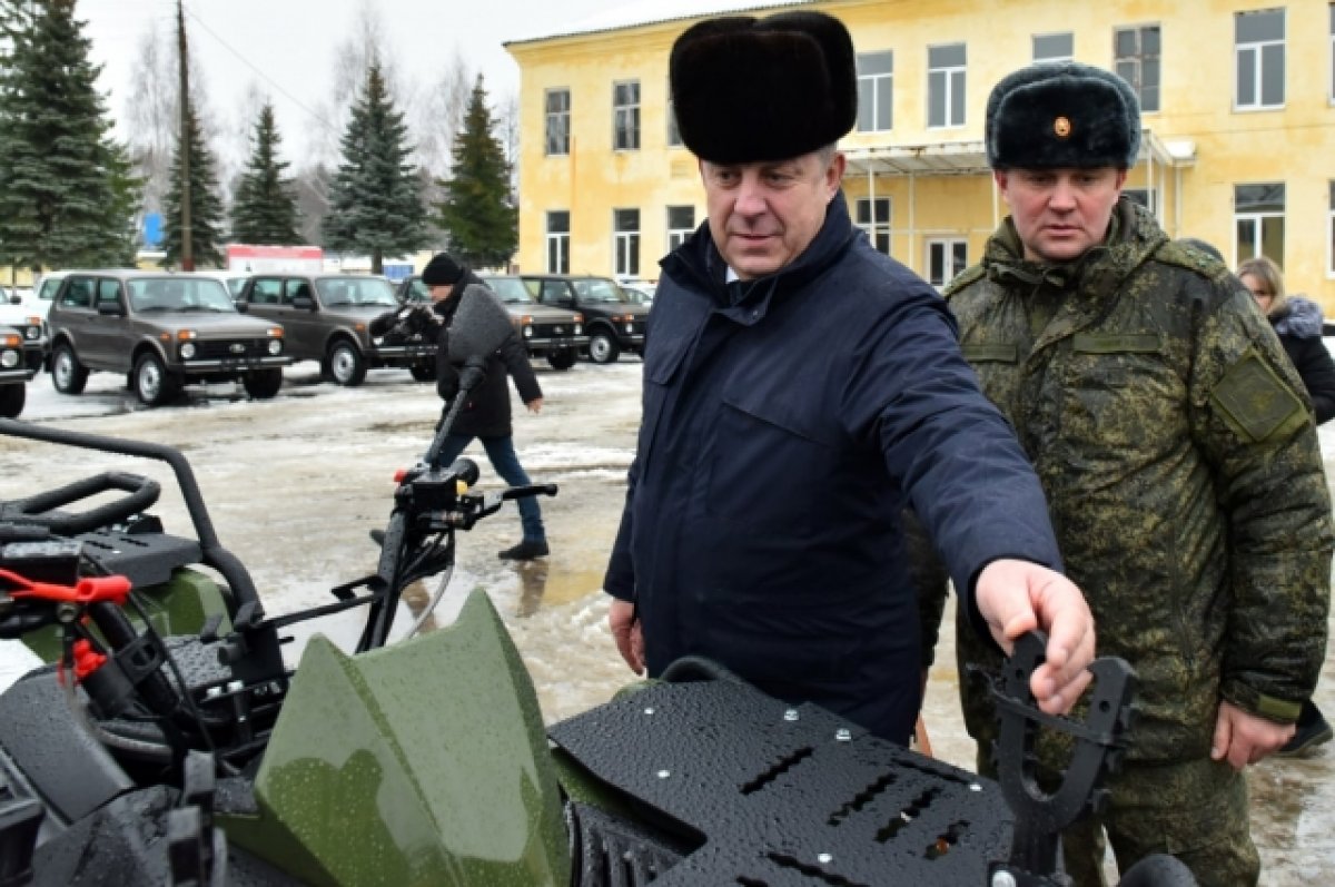 Воинские части в Брянской области получили 40 Нив и 15 квадроциклов