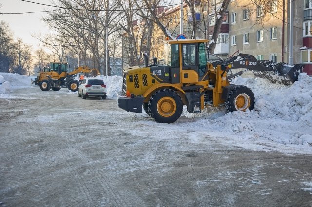 Областной центр расчищают от снега сотни снегоуборочных машин.