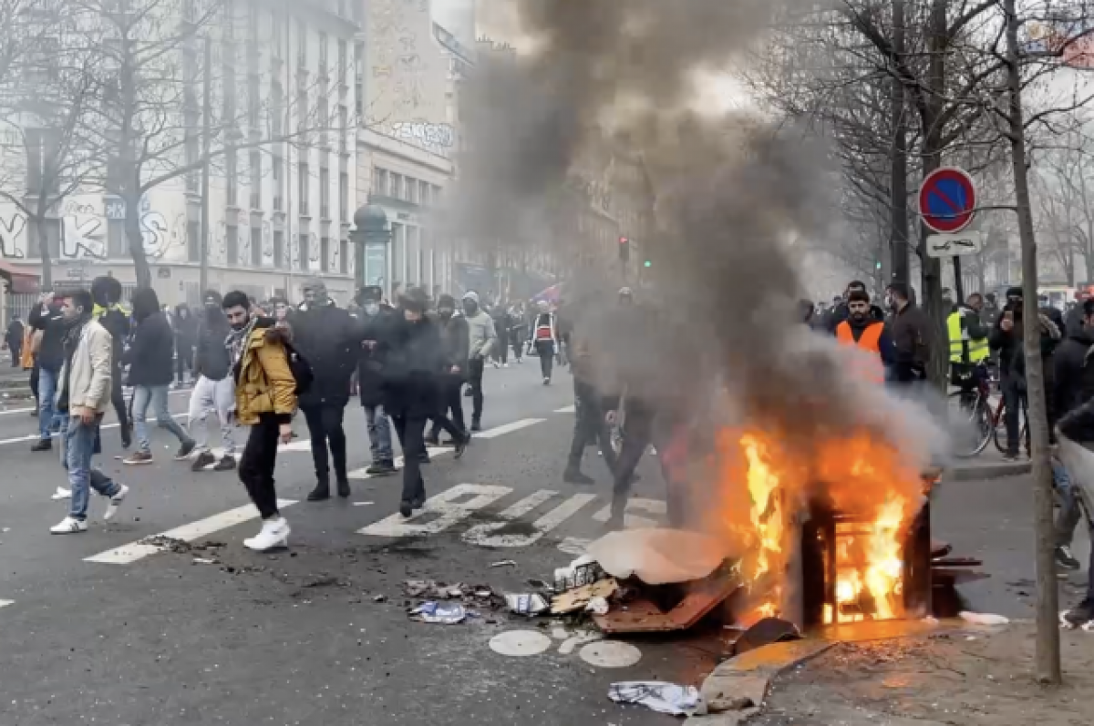 В Париже в стычках с курдами на акциях протеста пострадал 31 полицейский