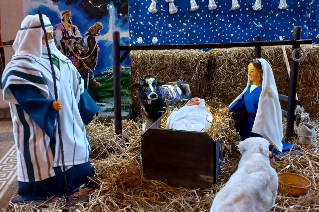 Храм украшен торжественно и по-немецки педантично. Свечи, вертеп с младенцем Иисусом, орган.