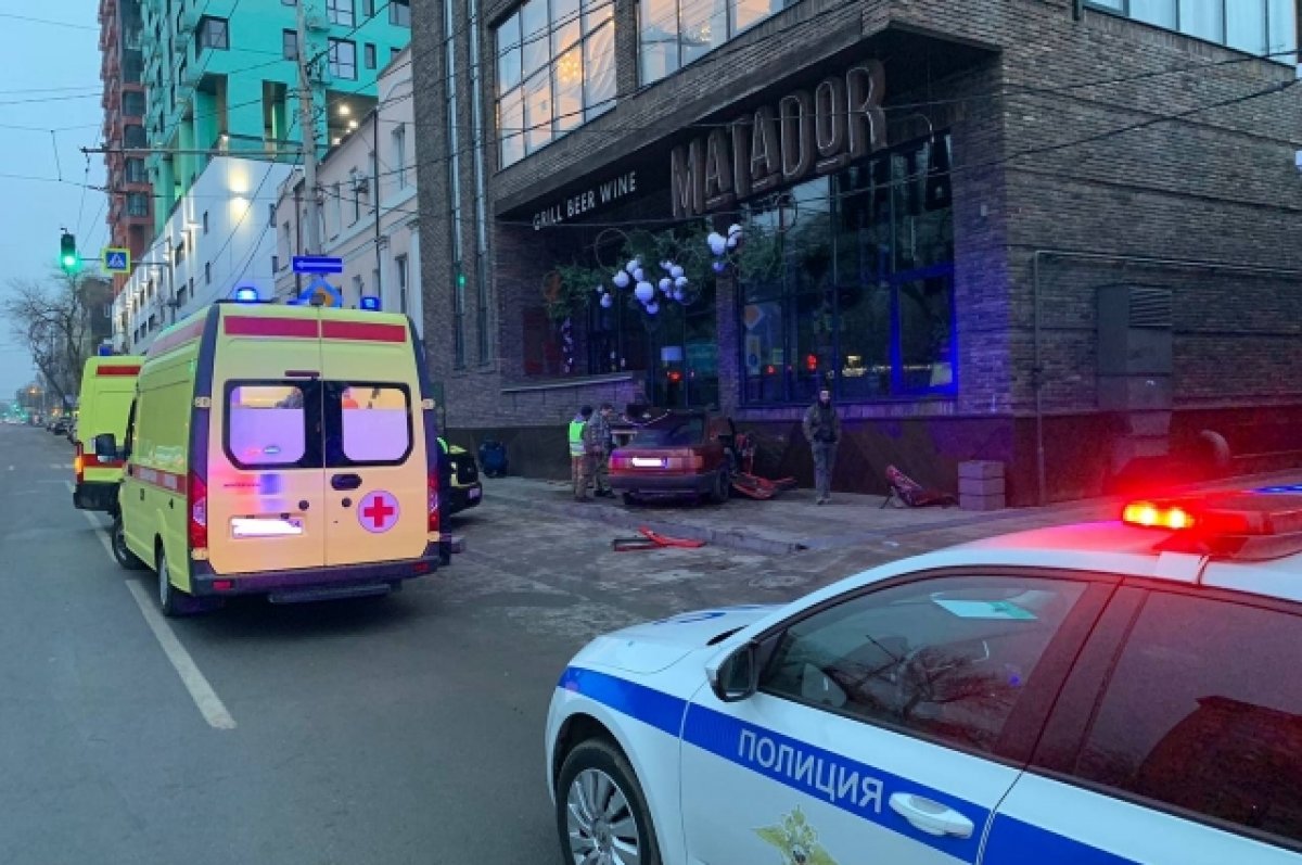 В центре Ростова 21-летний водитель Audi врезался в автобус и в дом