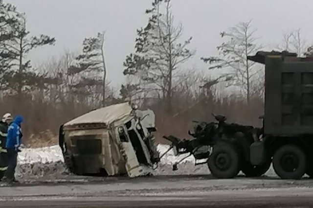 Водитель большегруза скончался от полученных травм на месте происшествия. 
