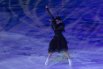 Больше всех поразила Камила Валиева, она вышла на лед в образе Уэнсдей Аддамс - героини популярного сериала Netflix. Фигуристка повторила движения ее популярного танца – это сейчас тренд в соцсетях.