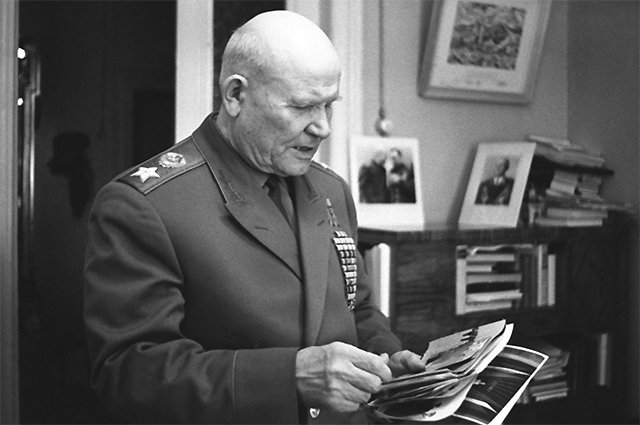 Маршал Советского Союза Иван Степанович Конев в своем рабочем кабинете. 1967 год.