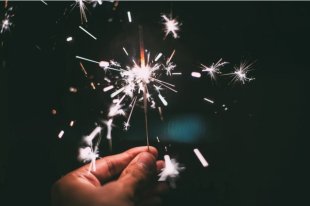 Бенгальские огни даже на балконе лучше не зажигать. Только на улице.