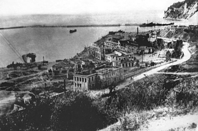 Война нанесла Туапсе огромный ущерб. Были разрушены промышленные предприятия, морской торговый порт, железнодорожный транспорт, 1900 жилых зданий. Но уже в 1943 году город начали восстанавливать.