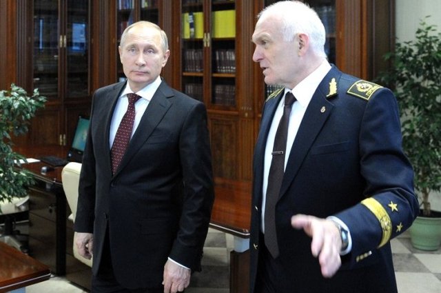 Владимир Путин и Владимир Путин в университете в 2015 году.
