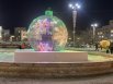 В сквере у часовни Святой Екатерины начал переливаться разноцветными огнями пятиметровый мультимедийный «Новогодний шар».