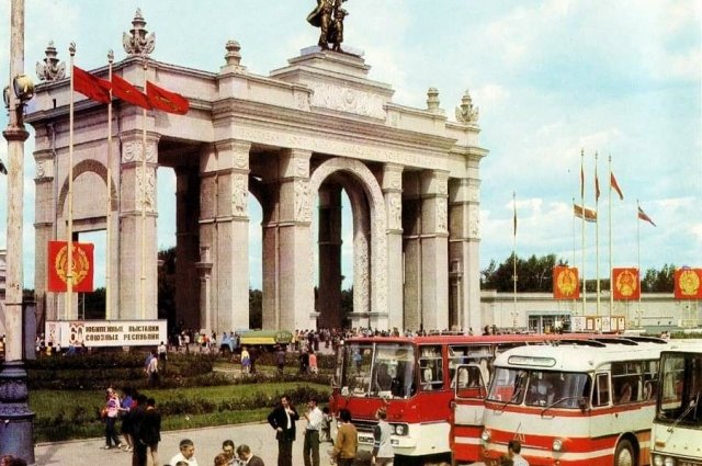 ВДНХ и в советское время притягивала внимание гостей столицы.