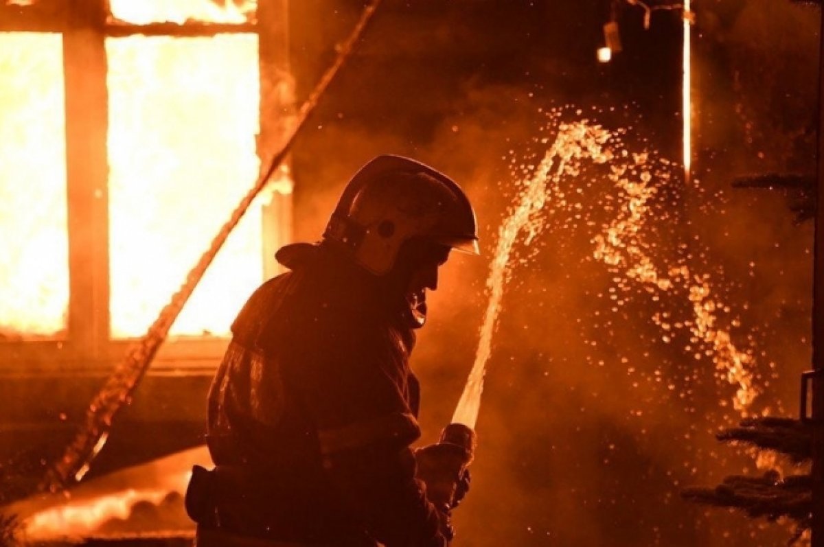 При ночном пожаре в Пролетарском районе успели спасти людей