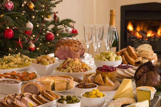 Лучшее время для плотного новогоднего ужина с 19.00 до 21.00. К 23.00 на столе лучше оставить овощные и фруктовые нарезки, сыры. 