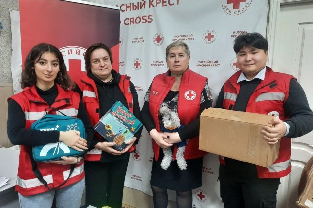 Вероника Ященко (вторая справа) с волонтёрами команды Ростовского отделения «РКК».