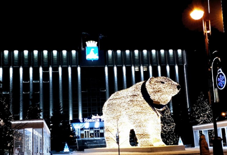 Через дорогу - папа-медведь. Новогодняя Тюмень, 2022-2023