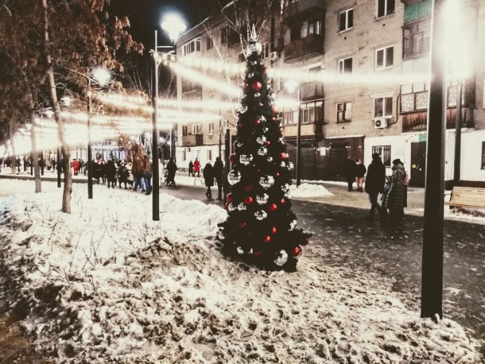 Очередная елочка на улице Дзержинского. Новогодняя Тюмень, 2022-2023