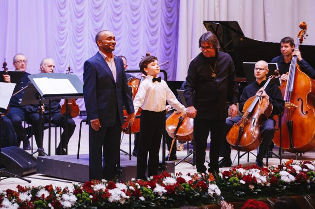 На сцене главного музыкального конкурса страны для юниоров Даниил Абросимов (на фото в центре) чувствовал себя, как всегда, уверенно. 