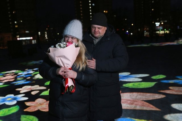 Во время запуска светомузыкального оборудования в сквере Казачий житель Красноярска сделал предложение своей девушке. 