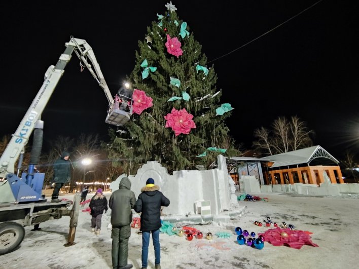 В Уфе жители одного из районов назвали свою елку «похоронной» из-за украшений.