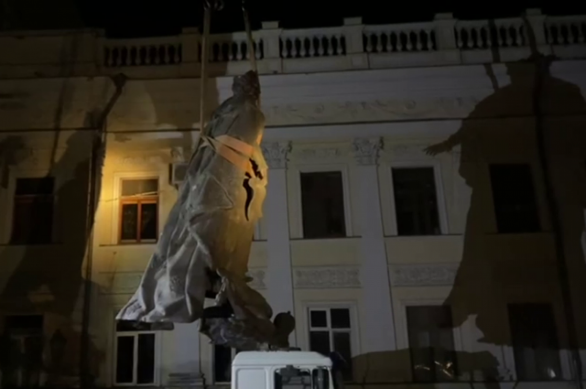 В одессе снесли памятник екатерине. В Одессе снесли памятник. Памятник Суворову в Одессе. Памятник Екатерине снесли.