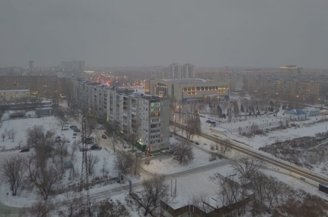 Последствия снегопада в Оренбурге ночью будут устранять 60 машин.