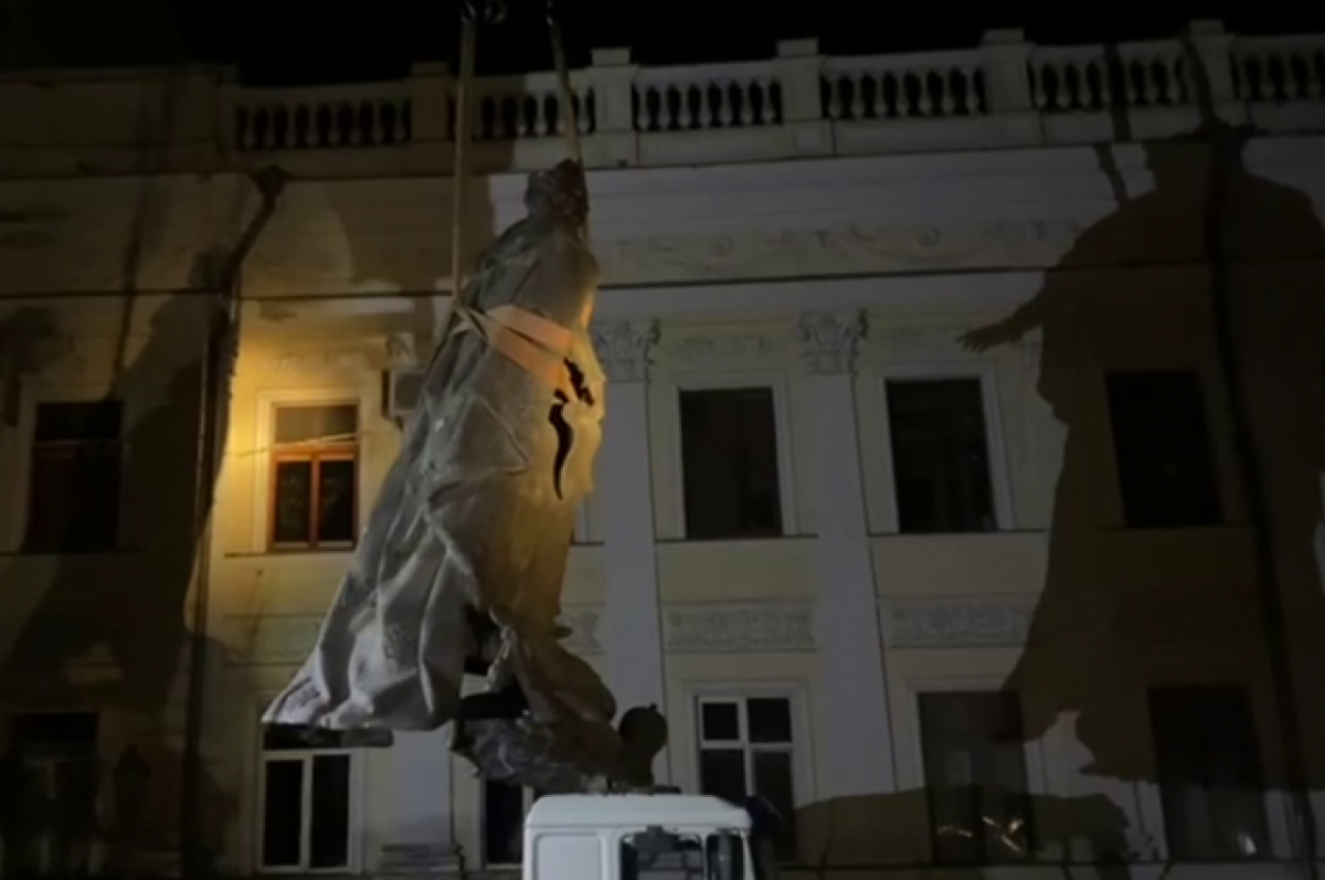 Памятники Екатерине II и Суворову перенесли к художественному музею Одессы