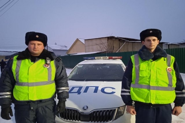 Инспекторы ДПС Уярского района лейтенант Михаил Грохотов и сержант Андрей Козыренко.