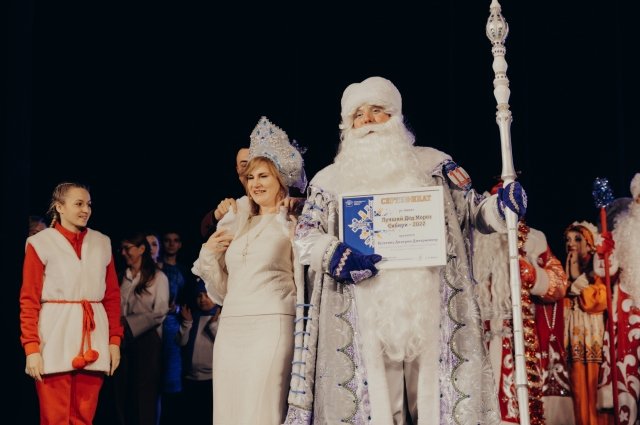 В награду команда получила сертификат победителя, оранжевый костюм Деда Мороза и конфеты.