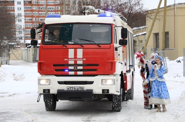 Дед Мороз и Снегурочка прибыли на необычном транспорте и передали пациентам онкоцентра подарки.