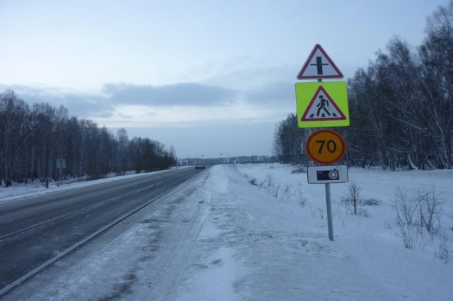 Сезонные дорожные знаки, ограничивающие скорость, установлены на опасных участках.
