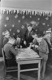  Самым маленьким ученикам помогали их старшие товарищи.   В Мастерской Деда Мороза. Изготовление новогодних украшений, 1958 г.