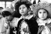 Дети в костюмах мушкётеров на новогоднем карнавале в Московском городском Дворце пионеров и школьников, декабрь 1974 г.