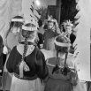 Костюмы создавали дома всей семьёй: мамы или бабушки шили основу наряда, потом его украшали ватой и бумагой, хвосты белочек и других животных мастерили из старых шуб, а с помощью клея и фольги добавляли «блеска». В Мастерской Деда Мороза. Девочки примеряют карнавальные шапочки перед зеркалом, 1958 г. 