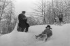 А через дорогу, на Ленинских горах, воспитанники Дворца с родителями катались на лыжах и санках.  Катания на санках на Ленинских горах, январь 1970 г.