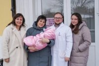 В Оренбурге из больницы выписали маленькую Сашеньку, рожденную раньше срока после ДТП.