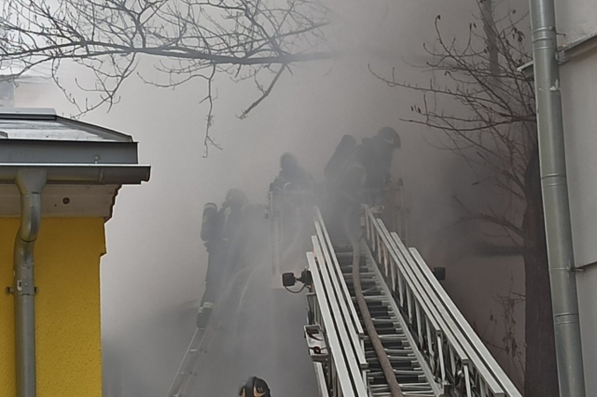 Очевидцы рассказали, что пожар в центре Москвы мог произойти из-за мангала