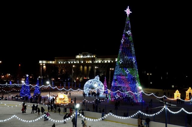Встретить Новый год в центре Оренбурга собрались около 2 000 человек.