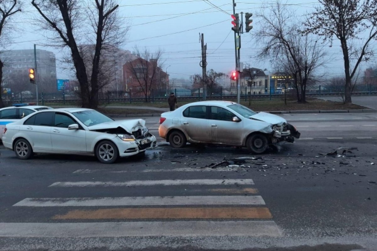 Четыре человека попали в больницу после аварии утром 1 января в Ростове