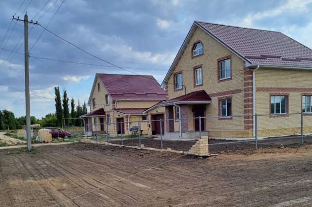 Фермер Андрей Морозов строит для работников коттеджи в селе.