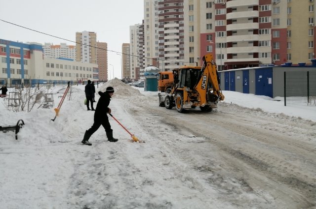 Оренбург чистят от снега и льда