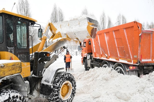 Власти Казани проверили уборку дворов и тротуаров от снега и наледи. 